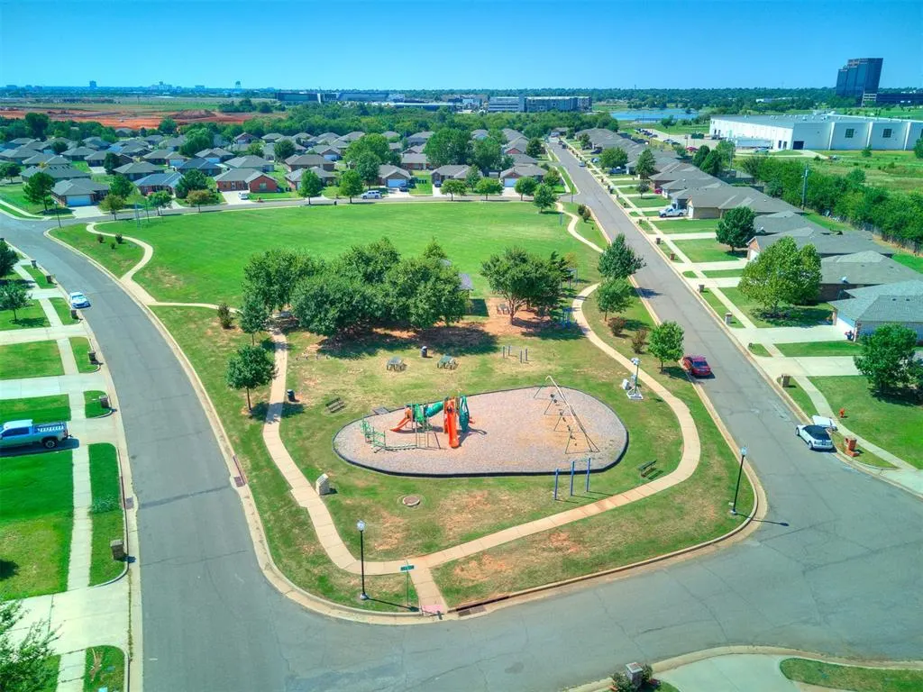 Photo 7 — 613 NE 85th Street, Oklahoma City, OK 73114