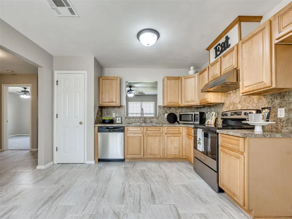 Photo 9 — 613 NE 85th Street, Oklahoma City, OK 73114