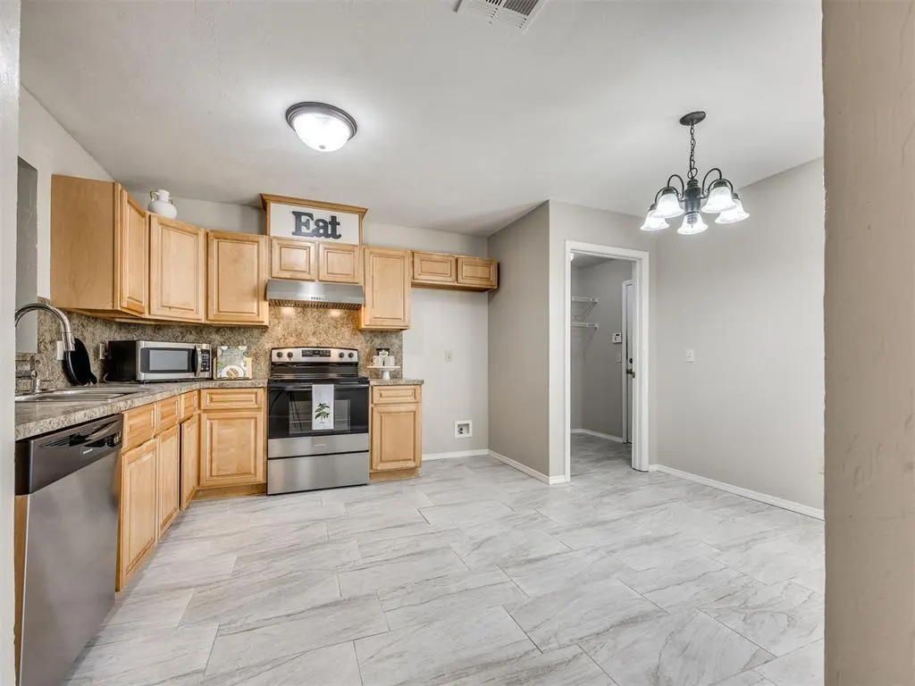Photo 10 — 613 NE 85th Street, Oklahoma City, OK 73114