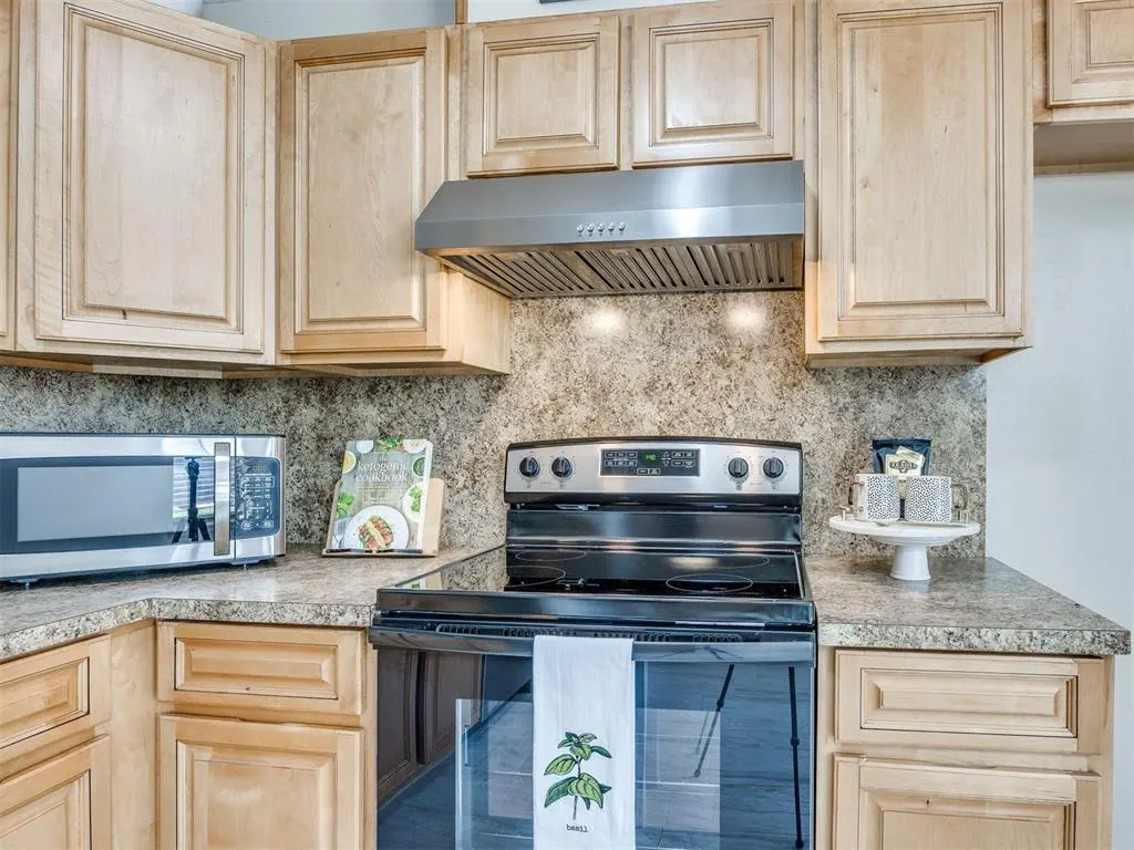 Photo 11 — 613 NE 85th Street, Oklahoma City, OK 73114