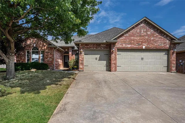 Photo 2 — 1725 Shady Court, Edmond, OK 73003