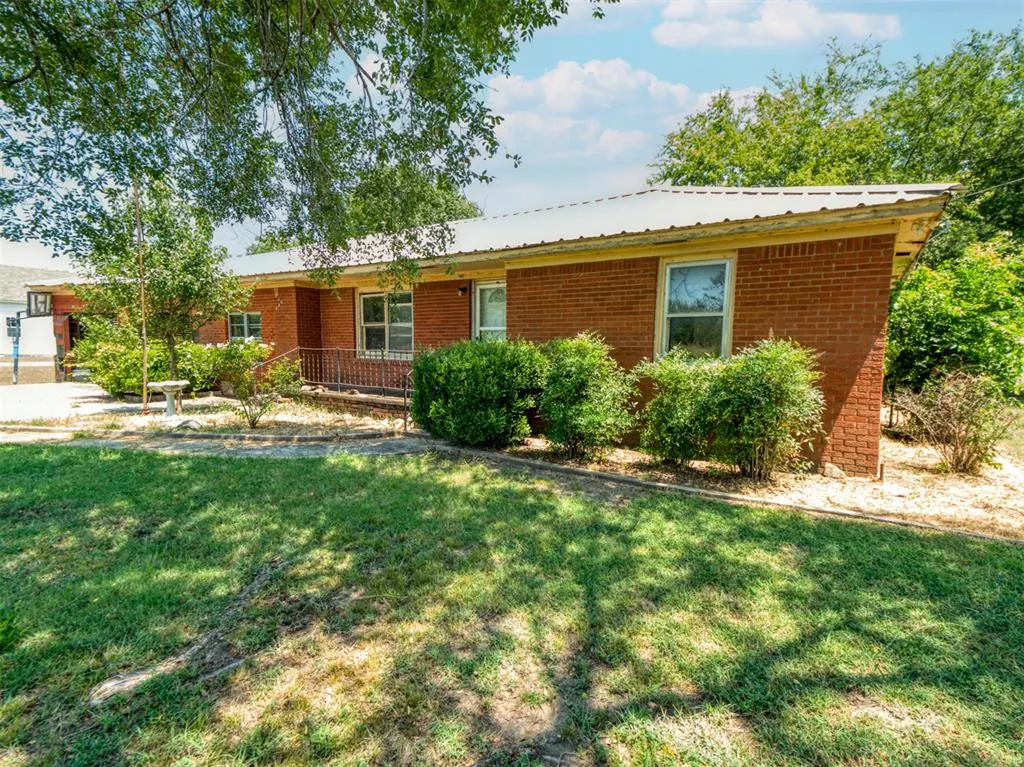 Photo 2 — 414 S 3rd Street, Byars, OK 74831