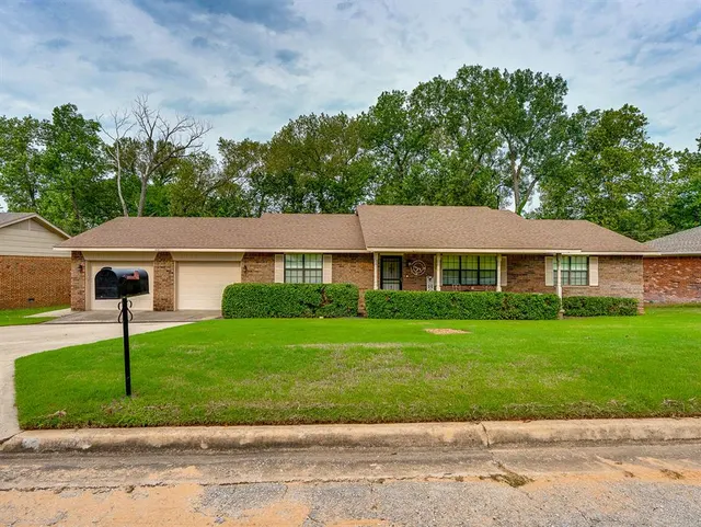 Photo 3 — 401 S 14 Street, Ada, OK 74820