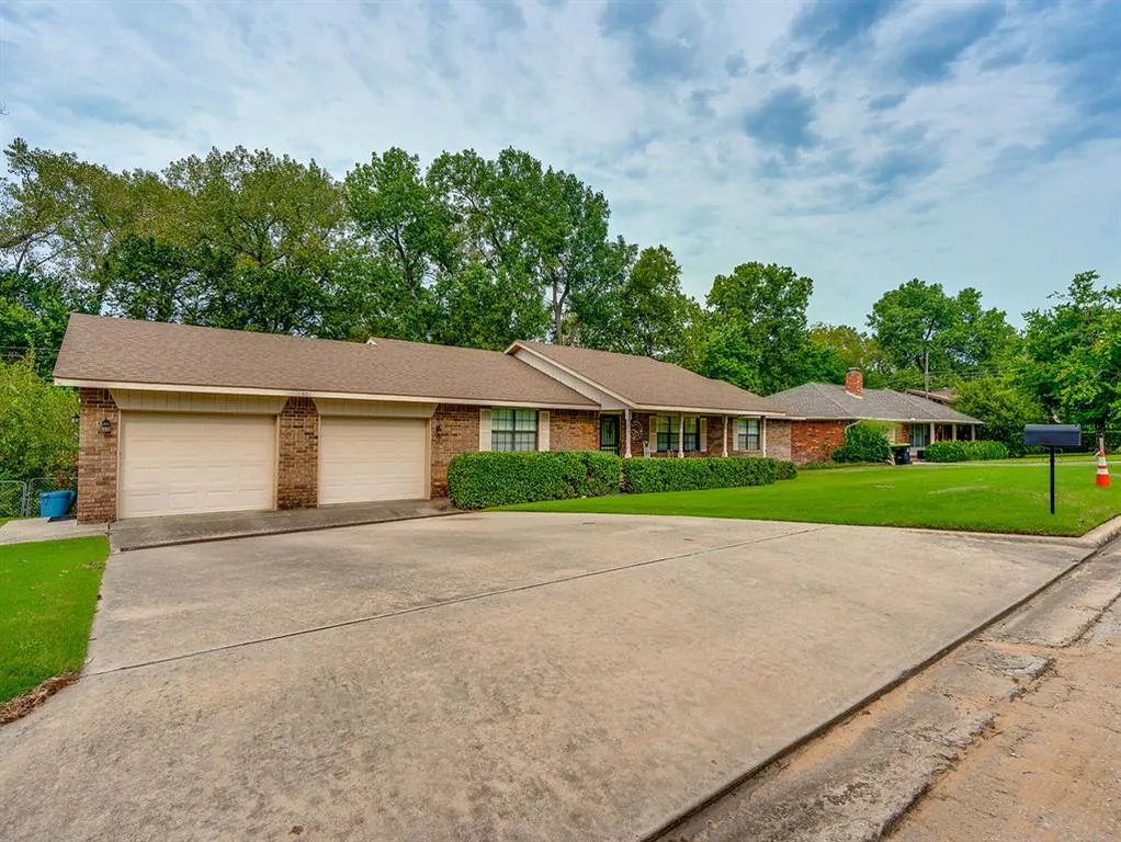 Photo 4 — 401 S 14 Street, Ada, OK 74820