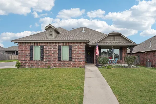 Photo 2 — 20619 Autumn Trail, Harrah, OK 73045