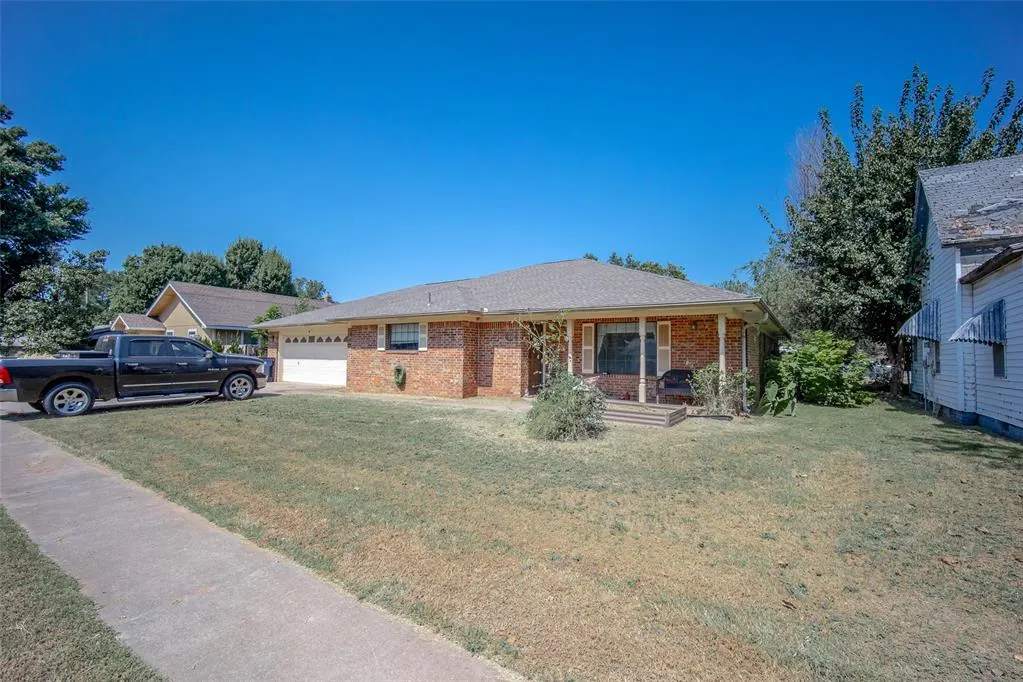 Photo 2 — 404 W Creek Street, Lindsay, OK 73052