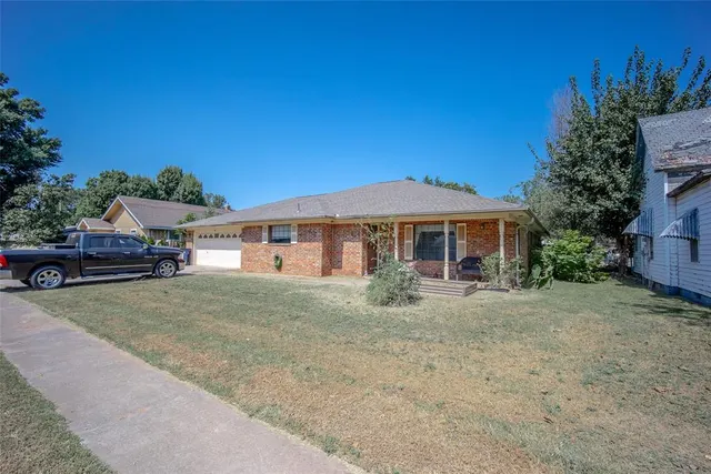Photo 2 — 404 W Creek Street, Lindsay, OK 73052