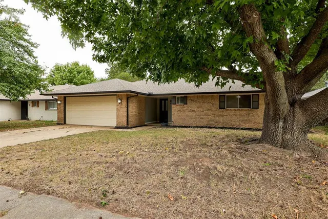Photo 2 — 7433 NW 31st Street, Bethany, OK 73008