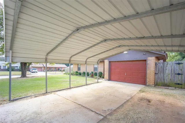 Photo 2 — 290 Hickory Stick Lane, Harrah, OK 73045