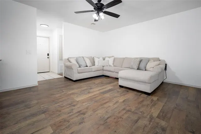 Photo 5 — 290 Hickory Stick Lane, Harrah, OK 73045