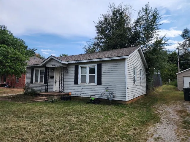 Photo 2 — 116 W Clegern Avenue, Edmond, OK 73003