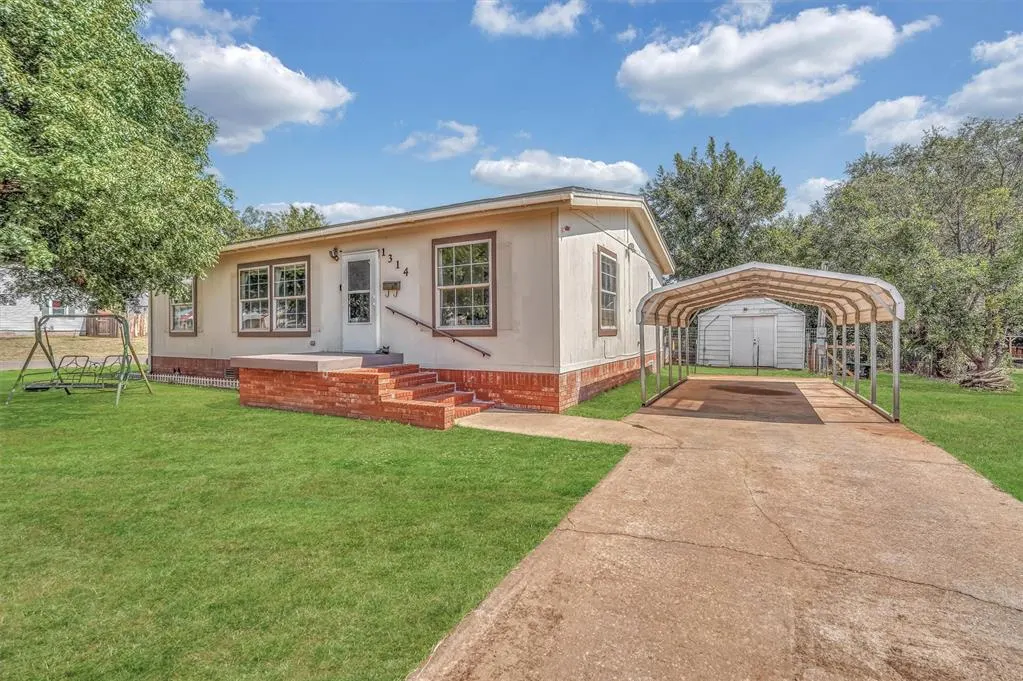 Photo 3 — 1314 N Broadway Street, Sayre, OK 73662