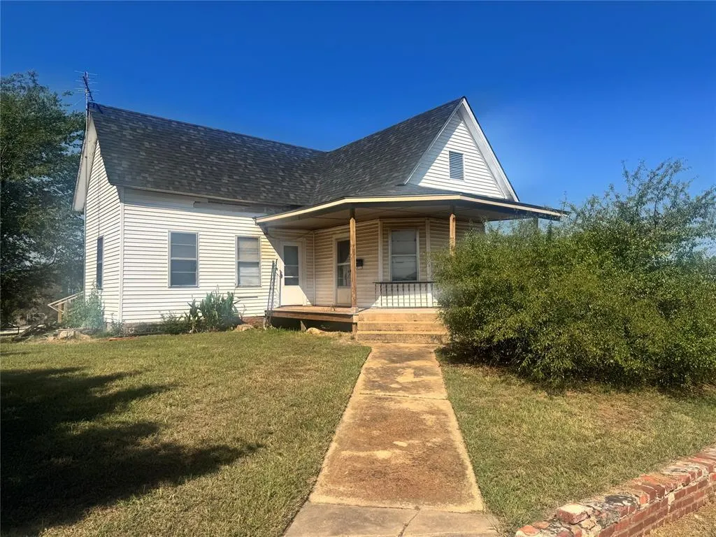 Photo 2 — 407 Manvel Avenue, Chandler, OK 74834
