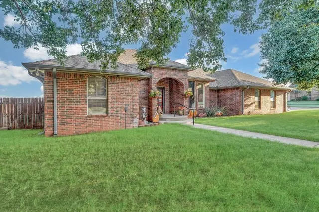 Photo 2 — 2305 Sunset Drive, Clinton, OK 73601