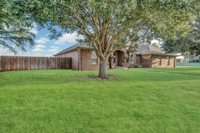 Photo 3 — 2305 Sunset Drive, Clinton, OK 73601