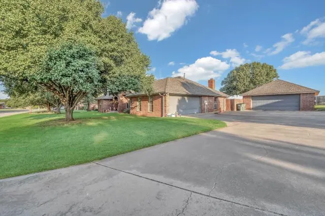 Photo 4 — 2305 Sunset Drive, Clinton, OK 73601