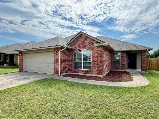 Photo 2 — 422 Oregon Trail, Edmond, OK 73003