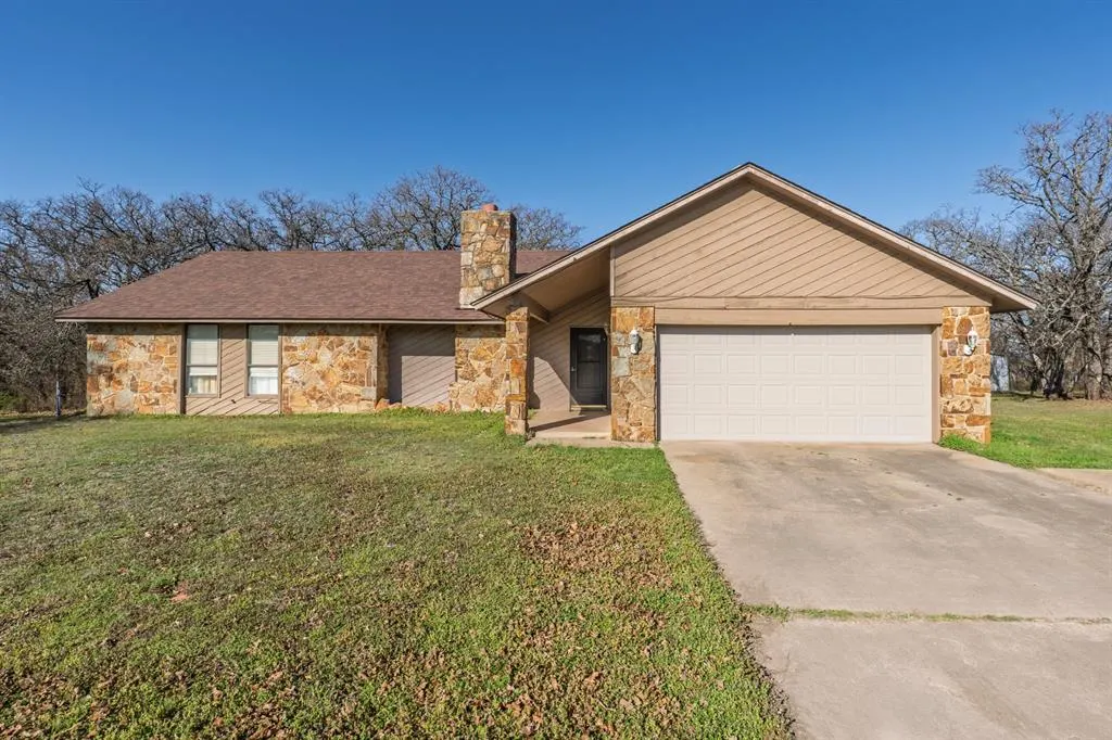 Front exterior — 8 Woodcrest, Shawnee, OK 74804