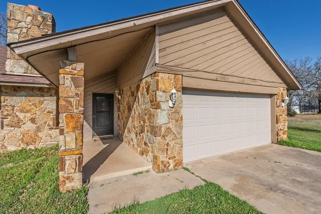 Photo 2 — 8 Woodcrest, Shawnee, OK 74804