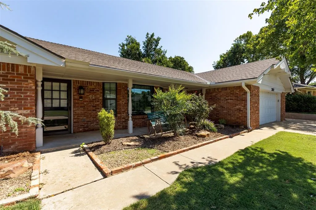 Photo 2 — 207 Saint James Place, Chickasha, OK 73018