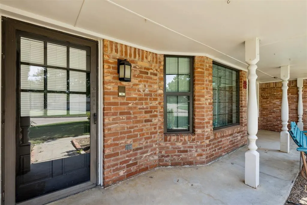 Photo 3 — 207 Saint James Place, Chickasha, OK 73018