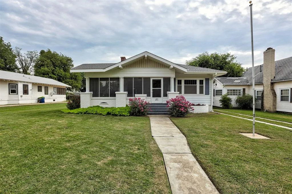 Front exterior — 811 S Hoff Avenue, El Reno, OK 73036