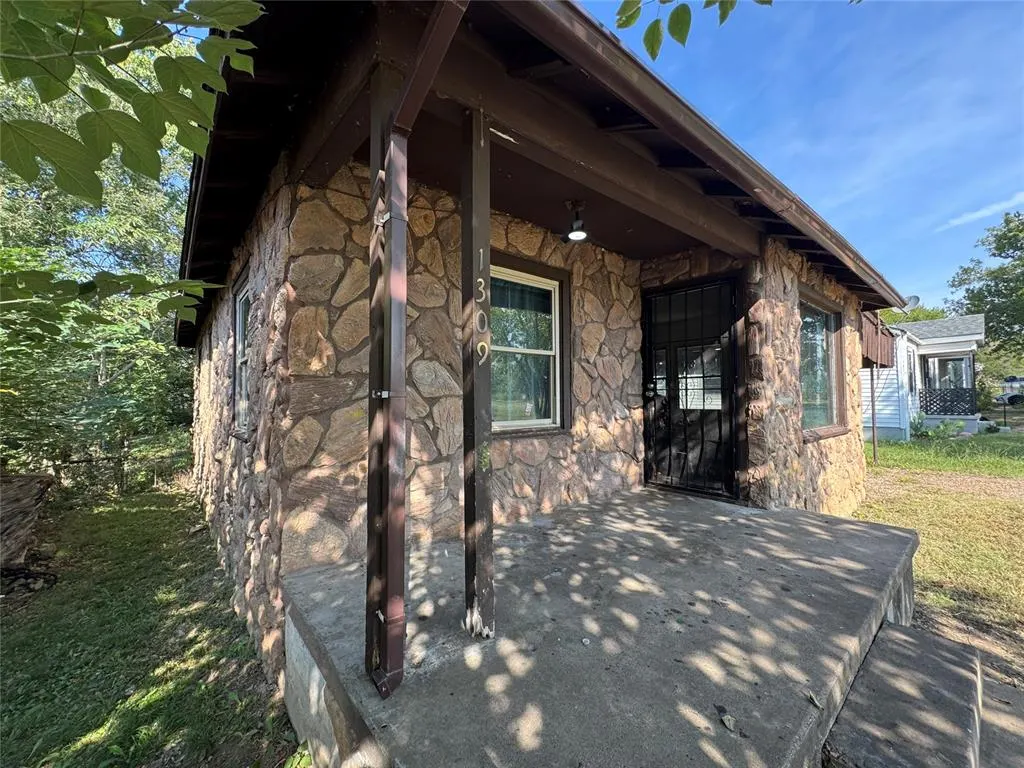 Photo 2 — 1309 Jefferson Street, Seminole, OK 74868