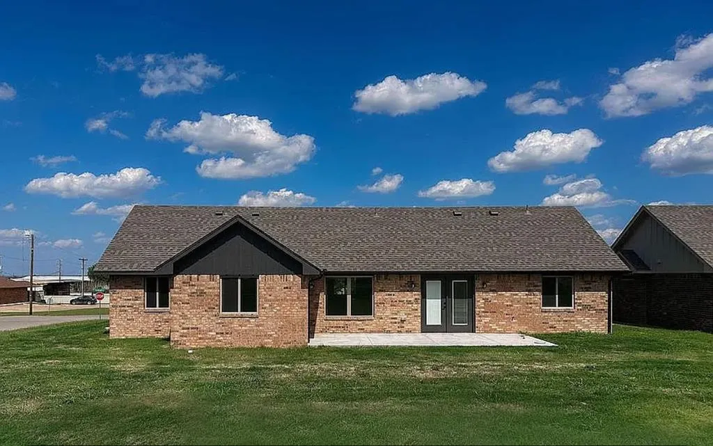 Photo 2 — 206 S Noble Avenue, Hinton, OK 73047