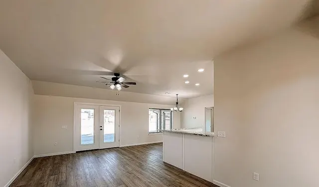 Photo 5 — 206 S Noble Avenue, Hinton, OK 73047