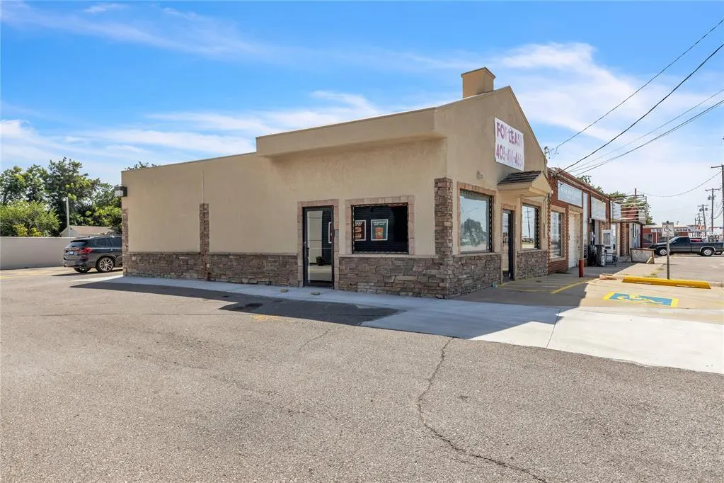 Front exterior — 7106 NW 39th Expressway, Bethany, OK 73008