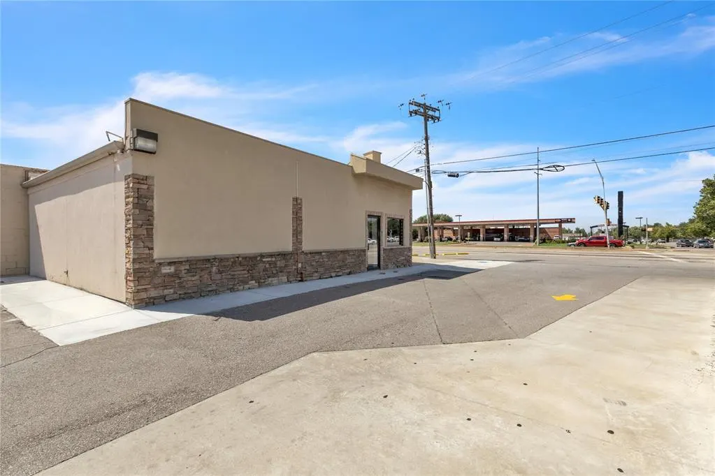 Photo 2 — 7106 NW 39th Expressway, Bethany, OK 73008
