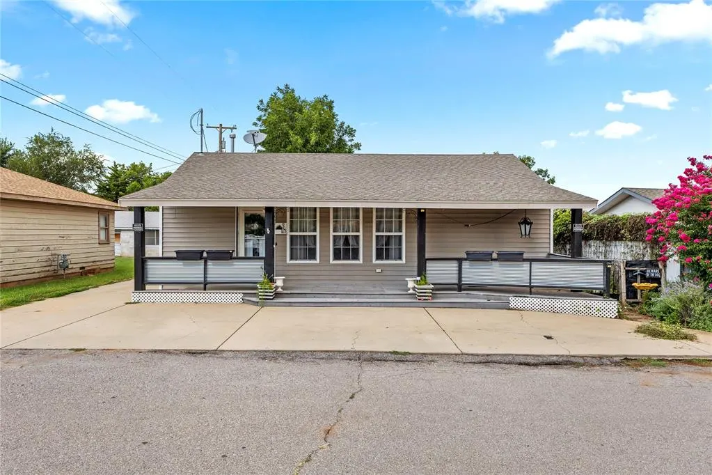 Front exterior — 905 Prairie Chief Avenue, Clinton, OK 73601