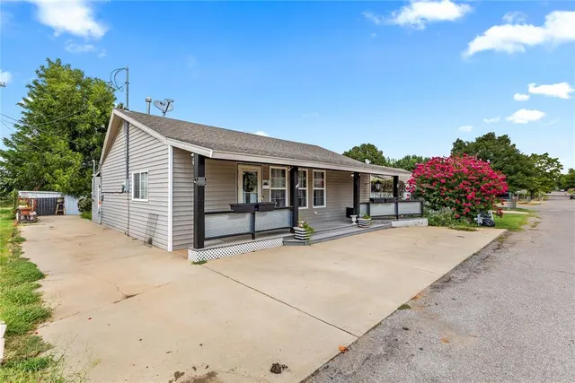 Photo 2 — 905 Prairie Chief Avenue, Clinton, OK 73601