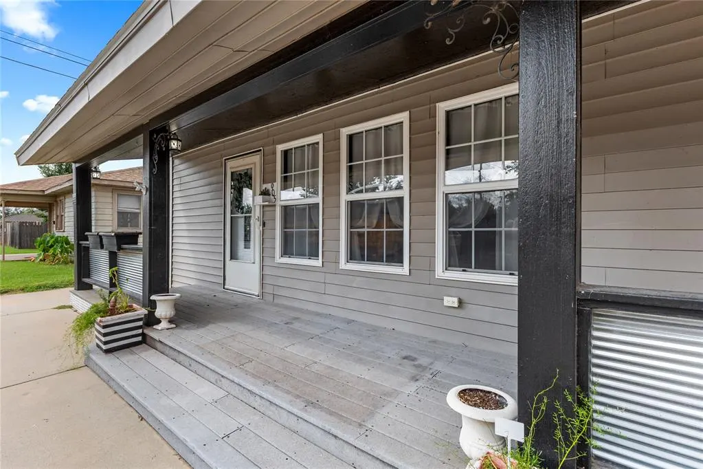 Photo 3 — 905 Prairie Chief Avenue, Clinton, OK 73601