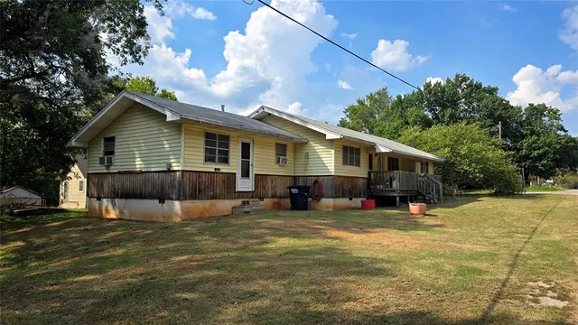 Photo 2 — 701 Johnson Street, Meeker, OK 74855