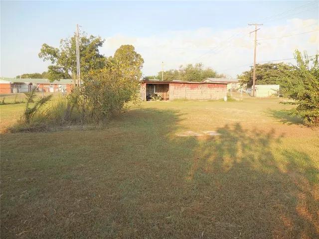 Photo 8 — 411 S A Street, Davis, OK 73030