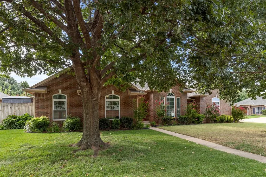 Photo 2 — 708 Sparrow Hawk Street, Edmond, OK 73003