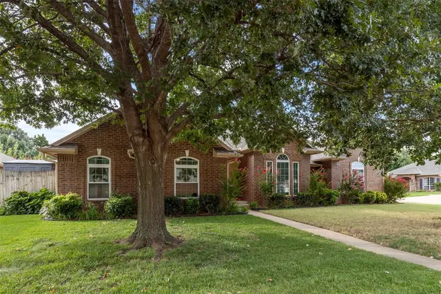 Photo 2 — 708 Sparrow Hawk Street, Edmond, OK 73003