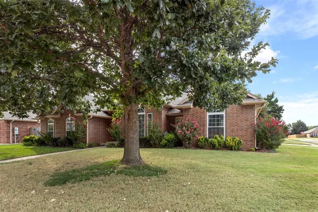 Photo 3 — 708 Sparrow Hawk Street, Edmond, OK 73003