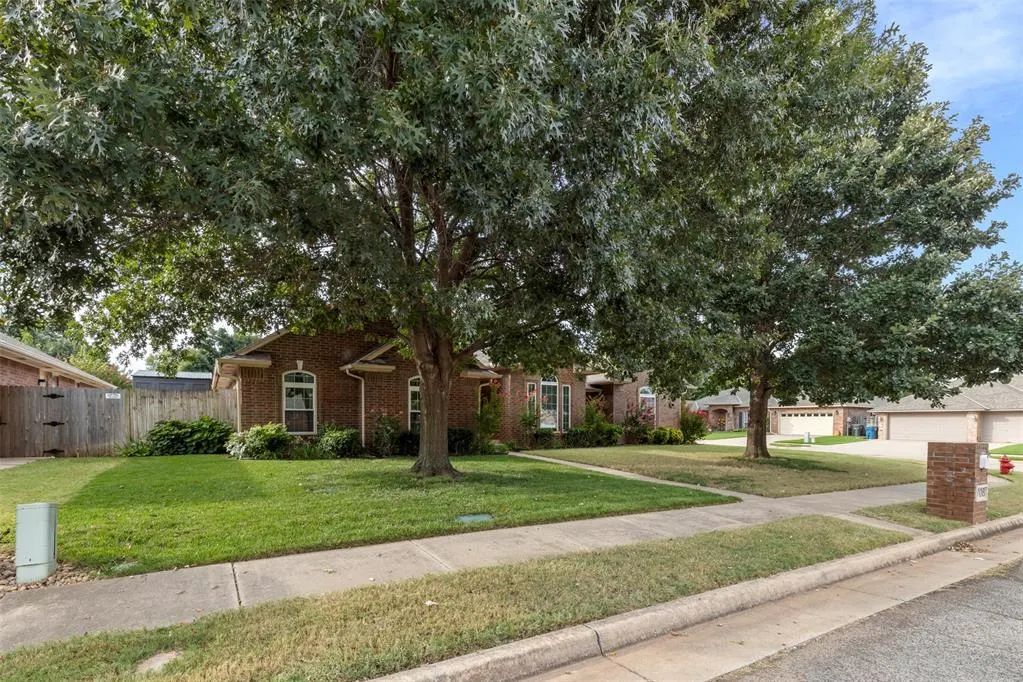 Photo 5 — 708 Sparrow Hawk Street, Edmond, OK 73003