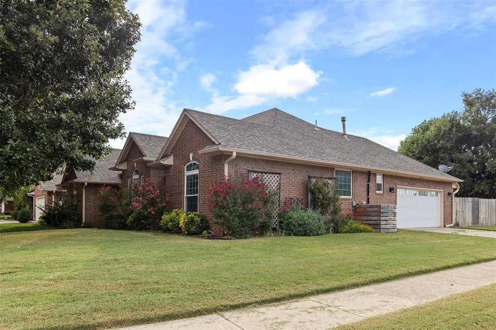 Photo 7 — 708 Sparrow Hawk Street, Edmond, OK 73003