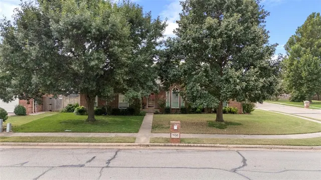 Photo 8 — 708 Sparrow Hawk Street, Edmond, OK 73003