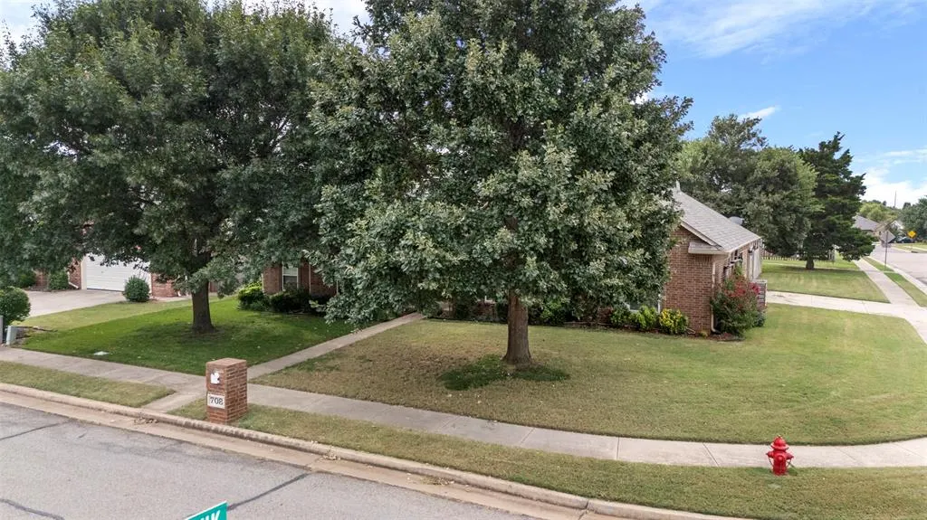 Photo 9 — 708 Sparrow Hawk Street, Edmond, OK 73003