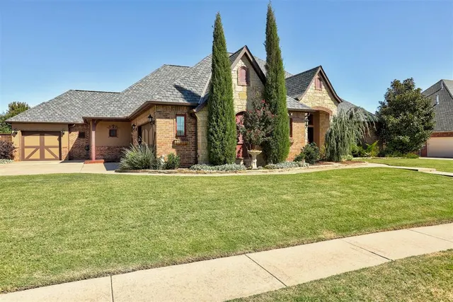 Photo 2 — 12316 Carriage Way, Oklahoma City, OK 73142