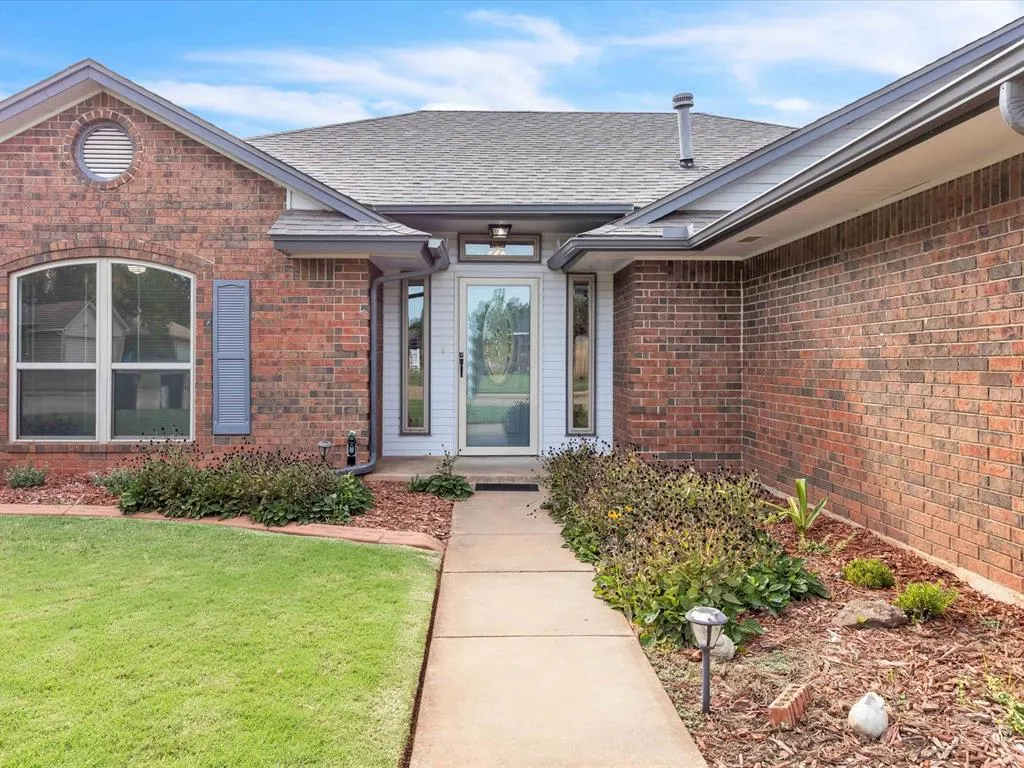 Photo 3 — 613 Blue Ridge Drive, Edmond, OK 73003
