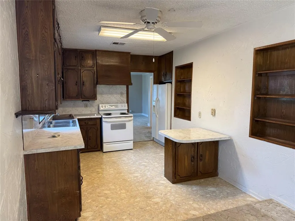 Photo 7 — 818 E Elm Street, Altus, OK 73521