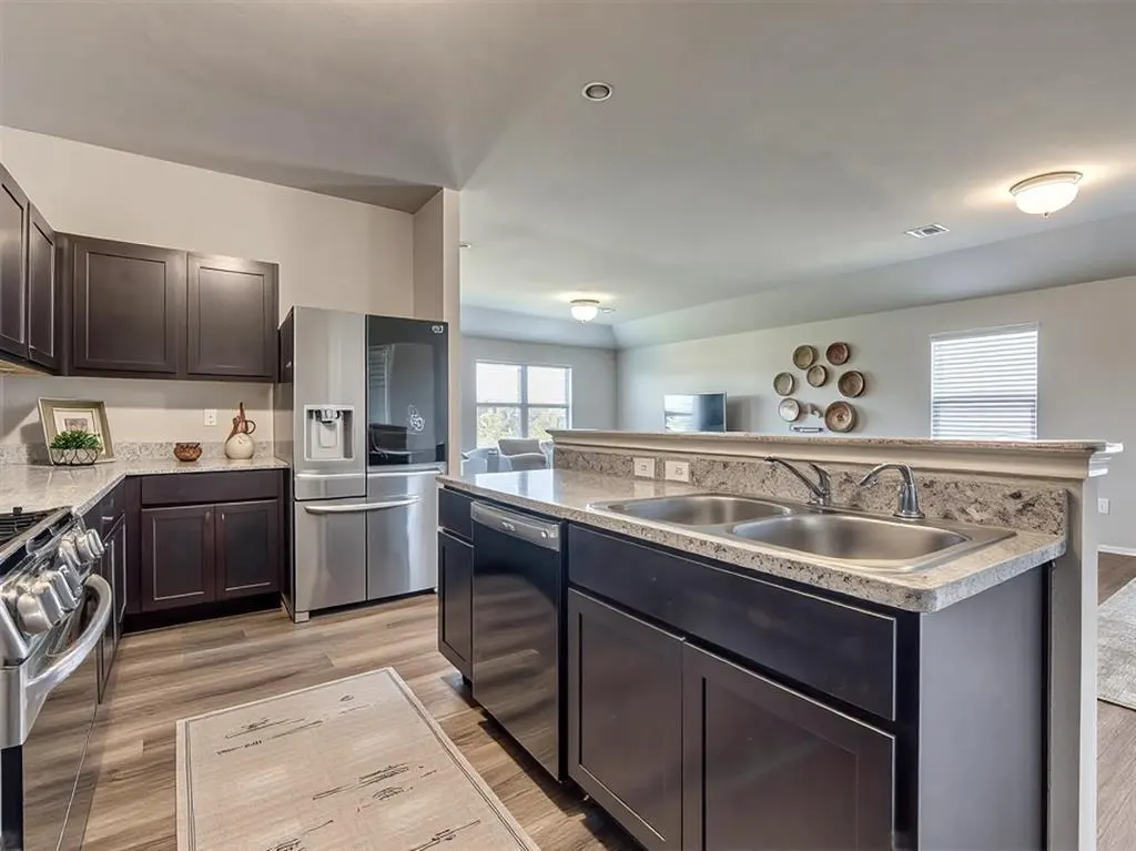 Photo 2 — 9949 Rattlesnake Lane, Yukon, OK 73099