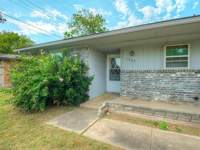Photo 2 — 1909 Grisso Drive, Seminole, OK 74868