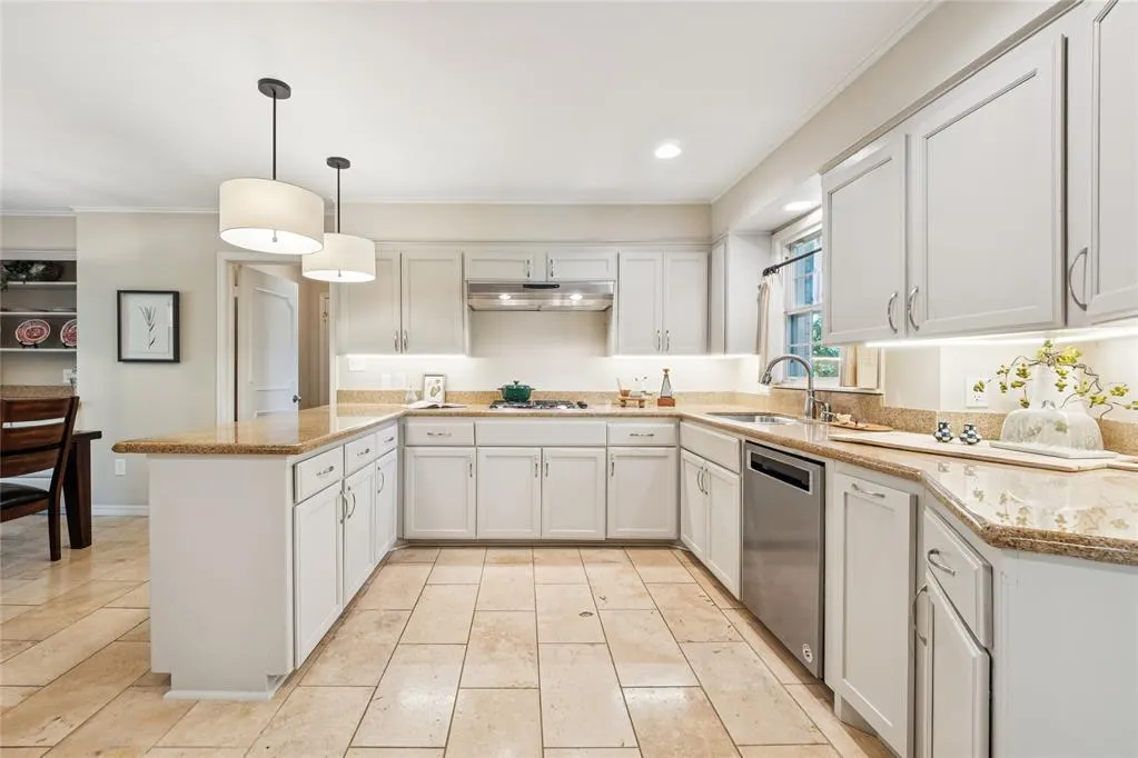 Photo 15 — 8327 Glenwood Avenue, Oklahoma City, OK 73114