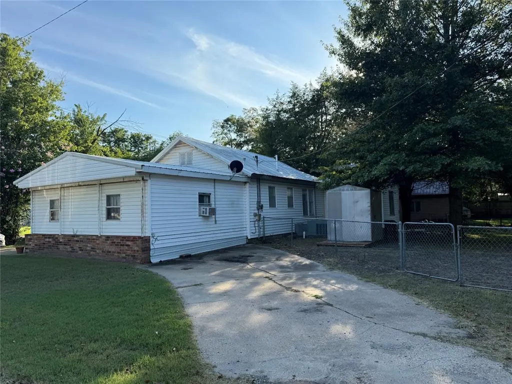Photo 23 — 427 E St Louis, Wetumka, OK 74883